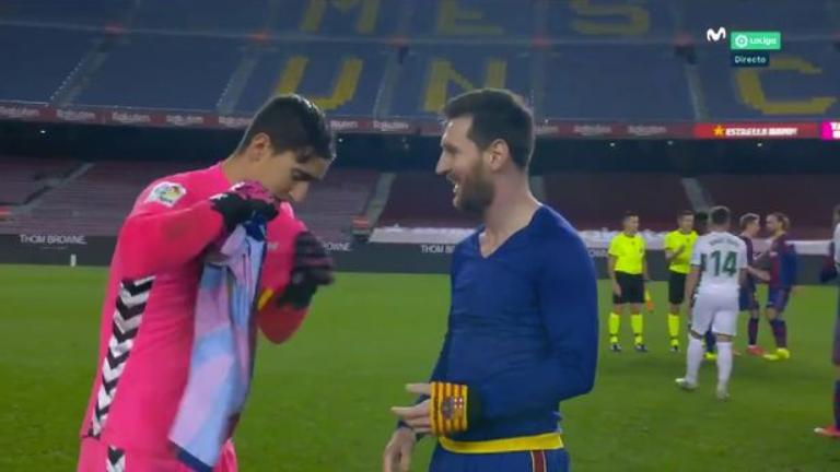 Permintaan Lionel Messi Bikin Kaget Kiper Elche Saat Tukar Jersey Bolalob Com