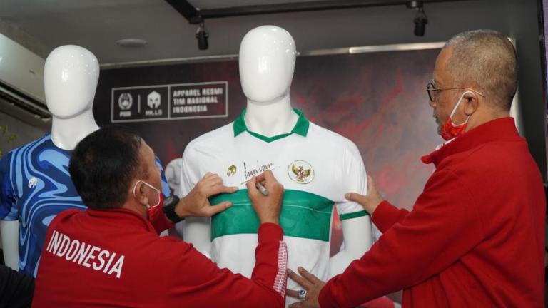 Mochamad Iriawan saat menandatangai jersey away timnas dalam acara launchin jersey.
