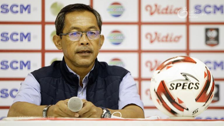 Pelatih Persebaya Aji Santoso saat memberikan keterangan kepada awak media 