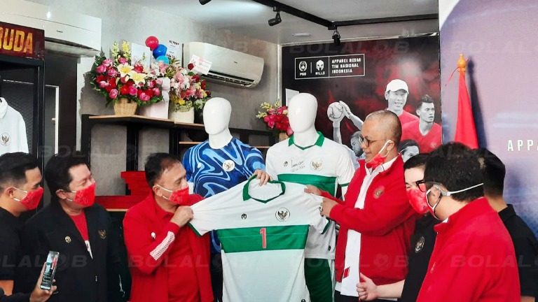 Jersey tandang Timnas Indonesia dari Mills yang diresmikan oleh Ketum PSSI (Rizqi Ariandi/Bolalob)