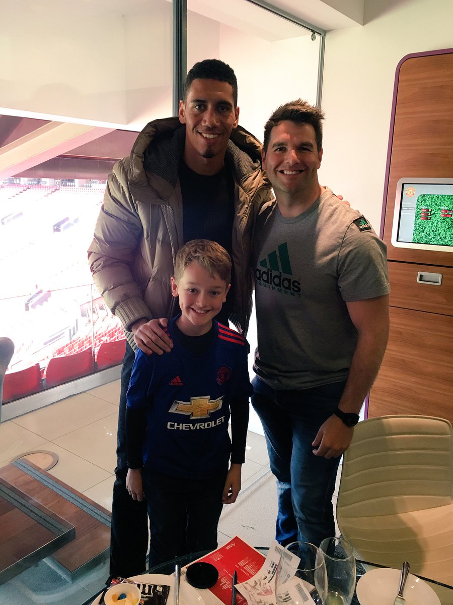 Smalling Ajak Fans Man United Nonton Bareng Lewat Twitter