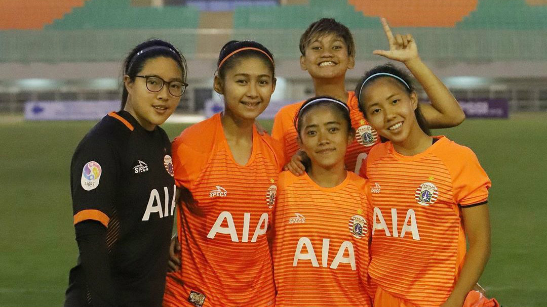 Pemain Timnas U-19 dan Kiper Persija Putri Berikan ...